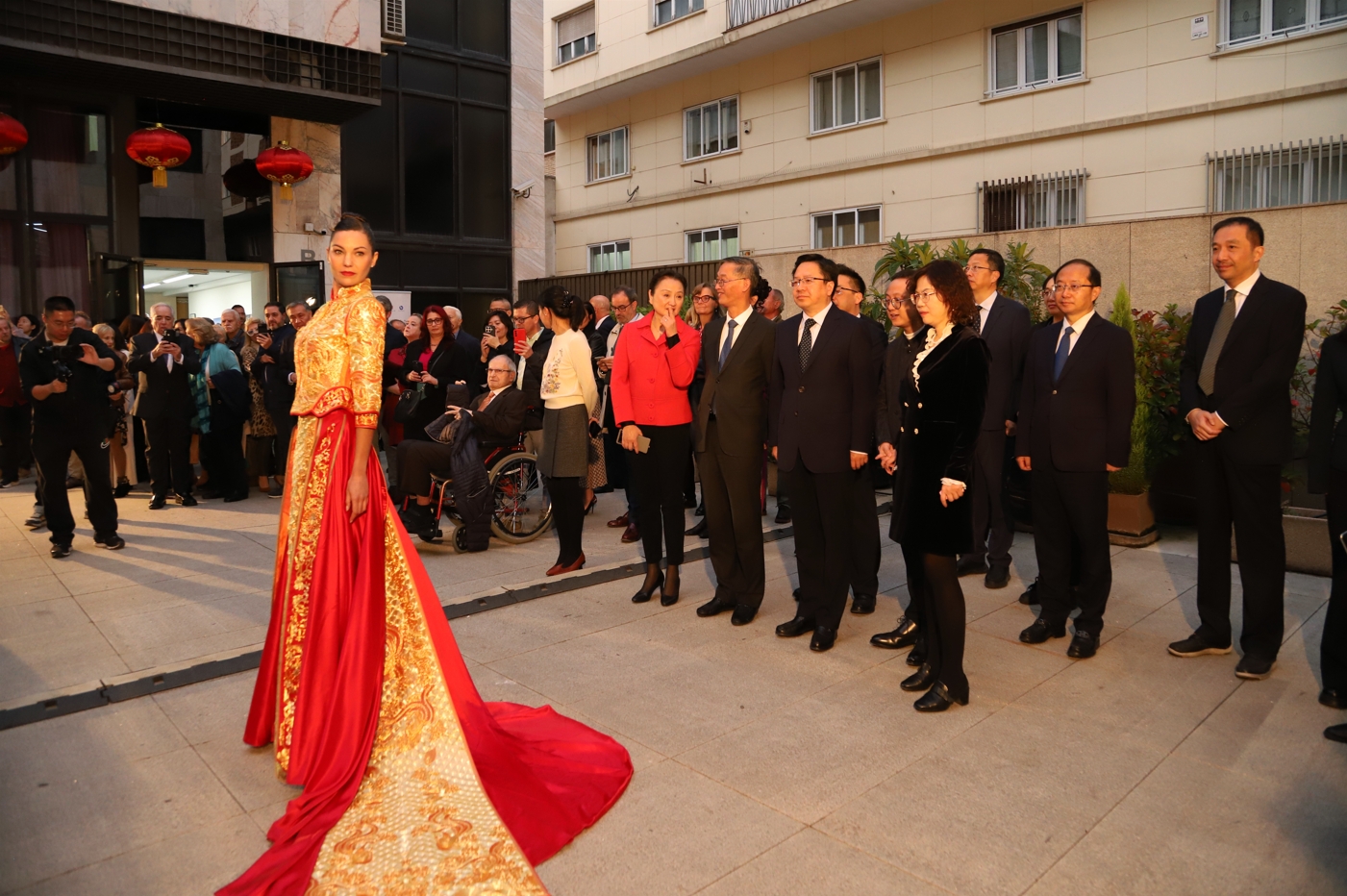 虎丘婚纱城“天玺”中式婚服惊艳亮相西班牙马德里艺术展